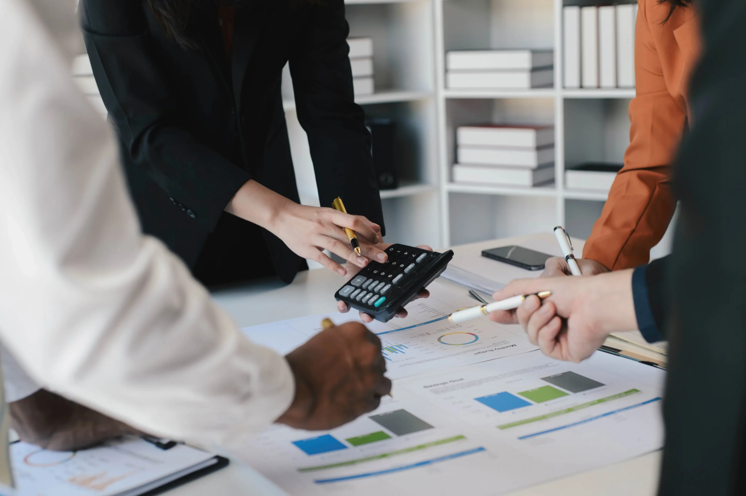 Un preventivo di un'agenzia web trasparente e dettagliato su un tavolo da lavoro professionale.