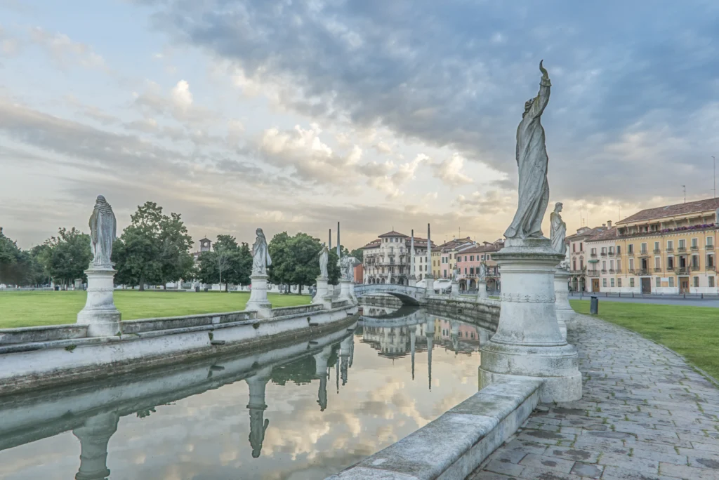 rifacimento-sito-web-padova Veduta dello skyline di Padova da Prato della Valle, a rappresentare il servizio di rifacimento sito web a Padova per aziende locali.